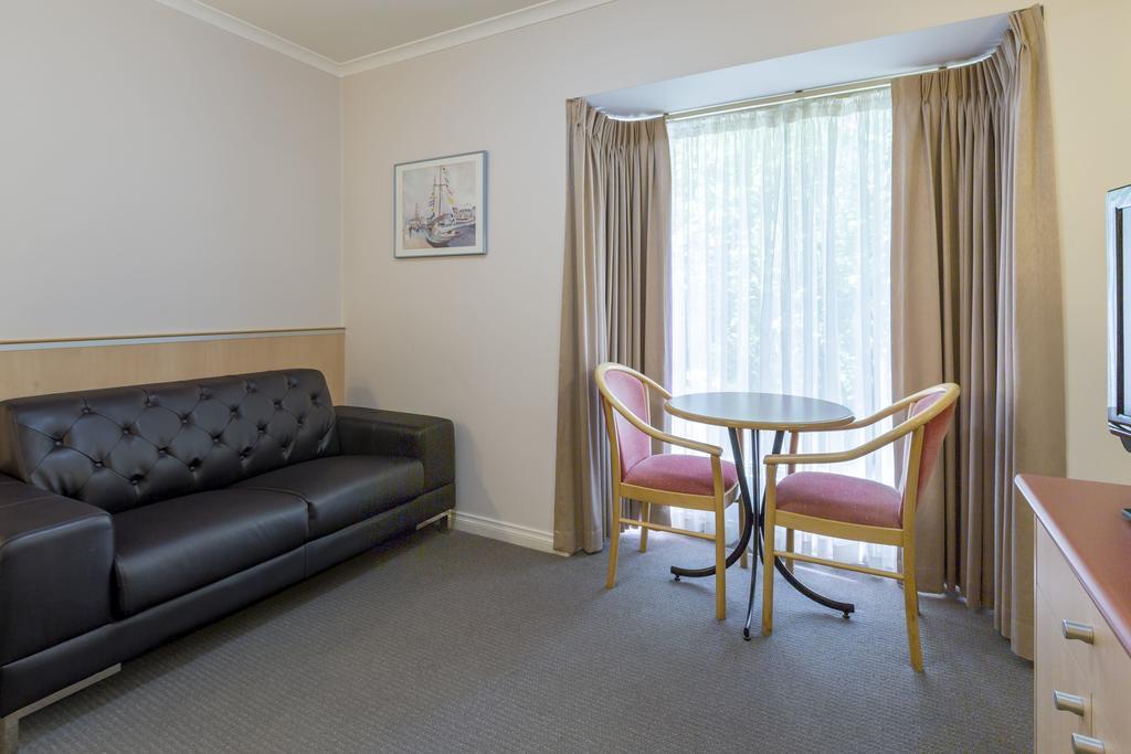 The Waverley International Hotel Glen Waverley Exterior photo
