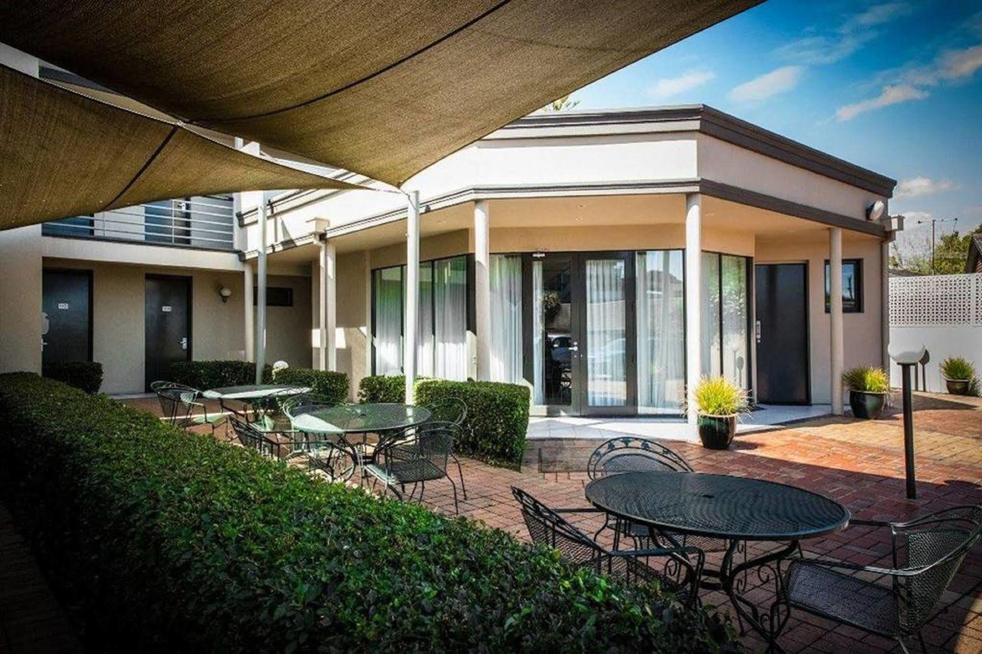 The Waverley International Hotel Glen Waverley Exterior photo